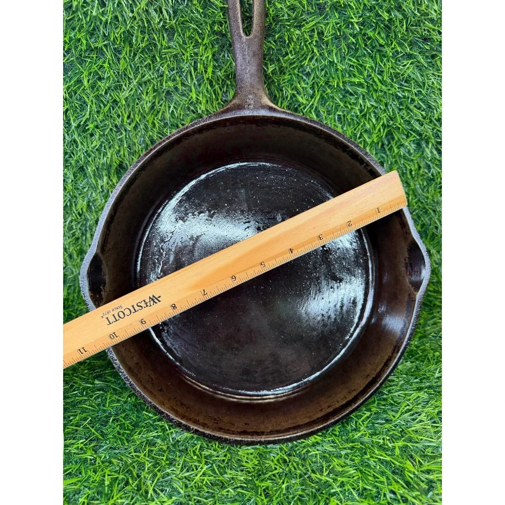 Vintage Unmarked Wagner Cast Iron Skillet Unisex 10.5 Inch Black Made in USA